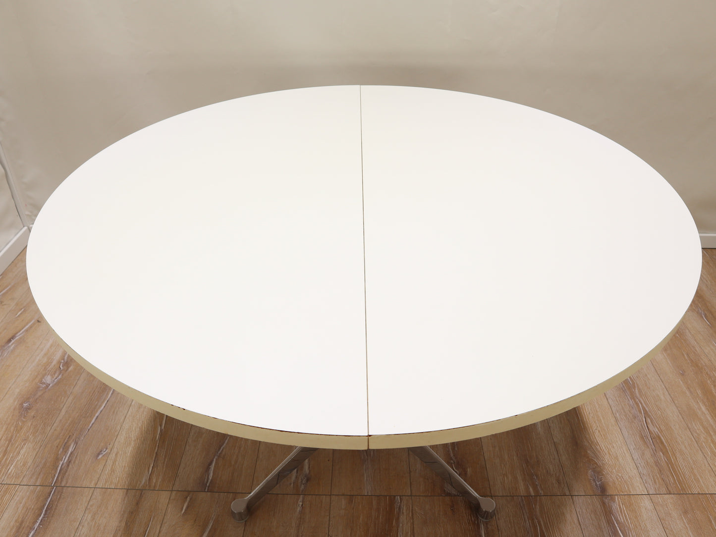 Round dining table Herman Miller